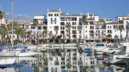 Kristina Views Manilva – Puerto de la Duquesa haven met boten en witte huizen | appartement te koop Manilva