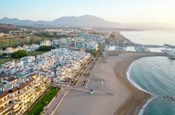 Kristina Views Manilva – luchtfoto Puerto de la Duquesa met haven, strand en woningen | appartement kopen Manilva